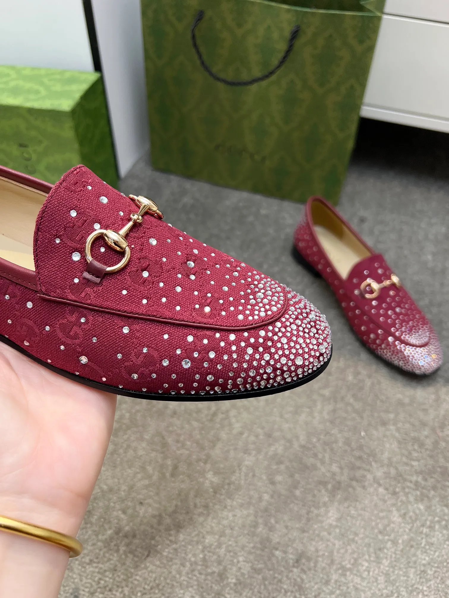 👟👟Ex-factory price 420👟👟 Genuine leather sole +50 Original quality guccisummer's latest limited edition shoes are on sale with top quality. Purchased genuine development original special hot diamond process classic double G presbyopic inner sheepskin with Italian original board material and craftsmanship are the same as the original! Code number: 35-42,